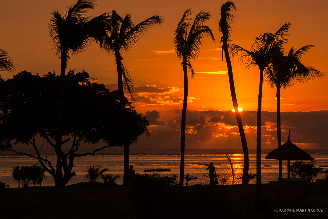 Západ slunce na jižním pobřeží ostrova Mauritius u hotelu Tamassa