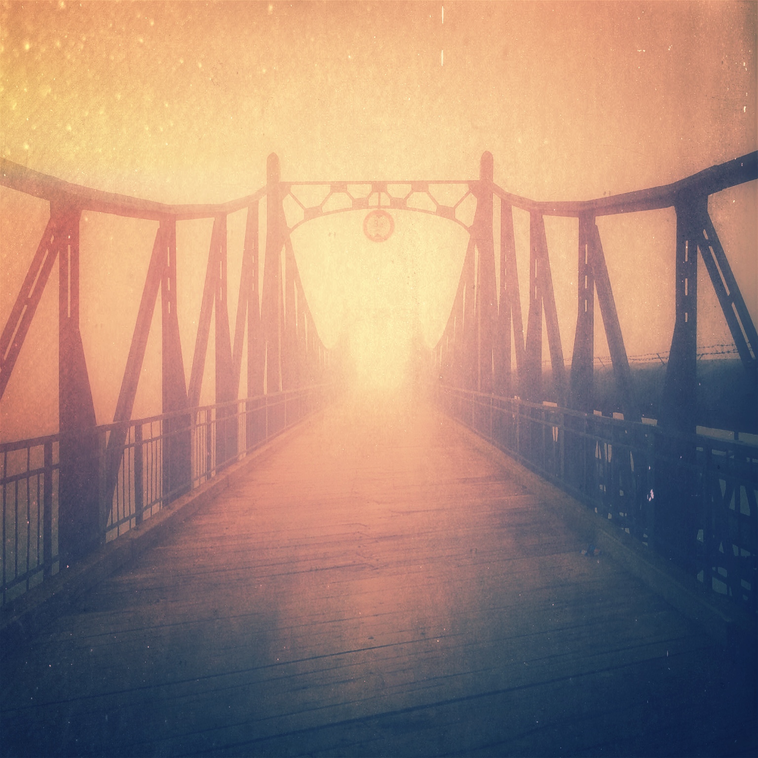 Most u Kostelan nad Moravou v mlze